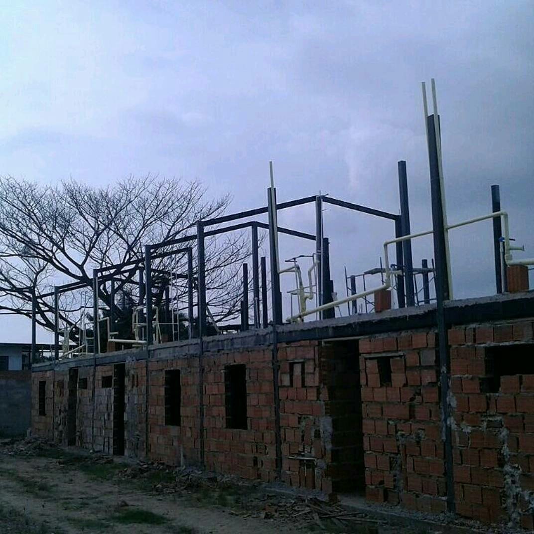 JoseIgnacioMore's tweet photo. Alrededor de 136 familias aragüeñas interpusieron una demanda por Estafa Inmobiliaria contra el ingeniero RICARDO JOSÉ LARA AROCHA, C.I: 11.665.876, representante de la empresa @MilestoneLuxury. Luego de 4 años de espera, Exigen la culminación y entrega de sus viviendas. https://t.co/ZG0JrhSG9f