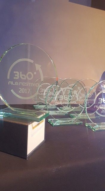 screen4allforum's tweet photo. 123 films reçus, 24 pays représentés, 57 films sélectionnés et projetés. C'est l'heure de la remise des prix du #360FilmFest #SATIS2017 #screen4ALL2017 https://t.co/D5kr6UXDzg