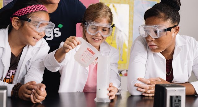 At Girl Scouts, we're committed to closing the STEM gender gap, one badge at a time: blog.girlscouts.org/2017/11/closin….