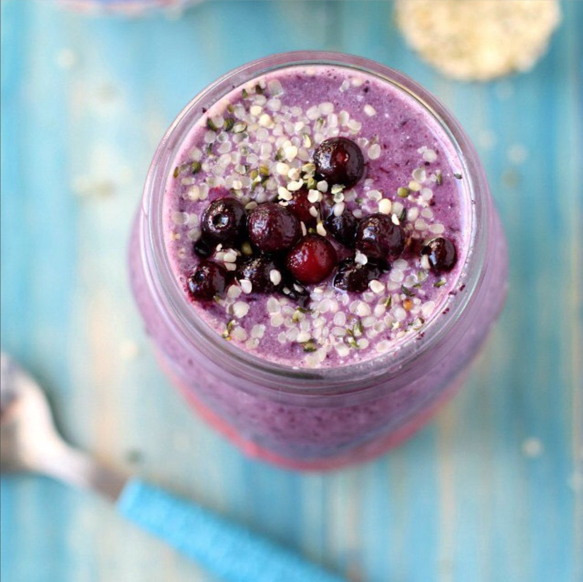 This Wild Blueberry Banana #Hemp Smoothie might our new favourite new flavour combo! Visit theprettybee.com for the full #recipe!