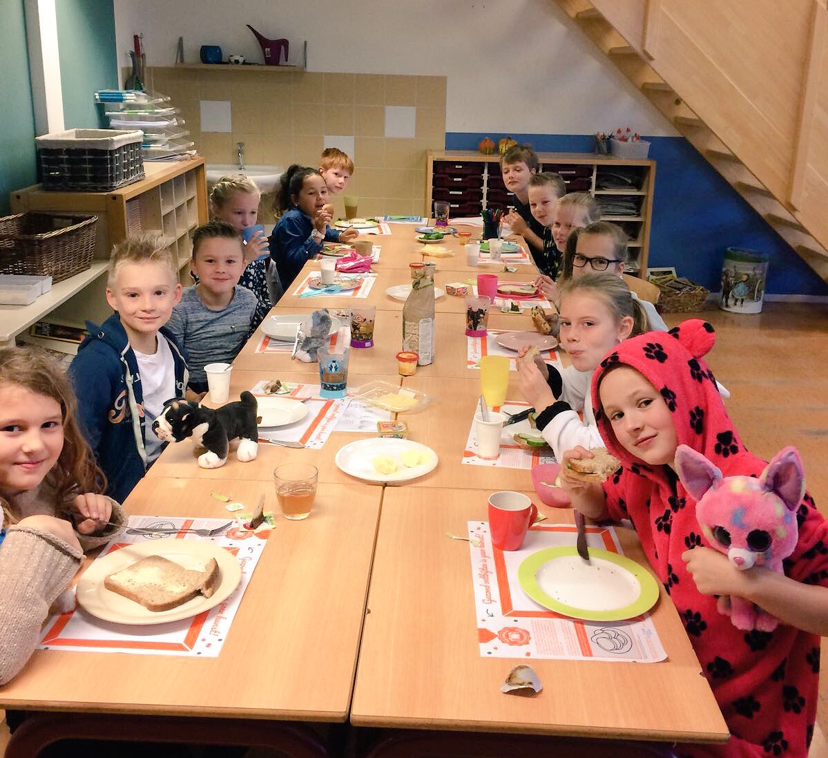 GMajellaRKBS's tweet photo. Eten op school vandaag @Schoolontbijt #gezond #startvandedag https://t.co/FcbqC9X2bb
