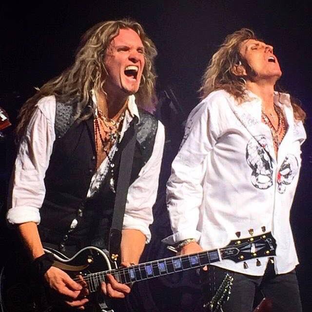 marieboscia's tweet photo. It's #WSWednesday #HoekstraHumpDay& 1 day closer till #TSO!#CantGetMuchBetter😬💜🎸🎄🐍 https://t.co/tAqQN5W7Bf