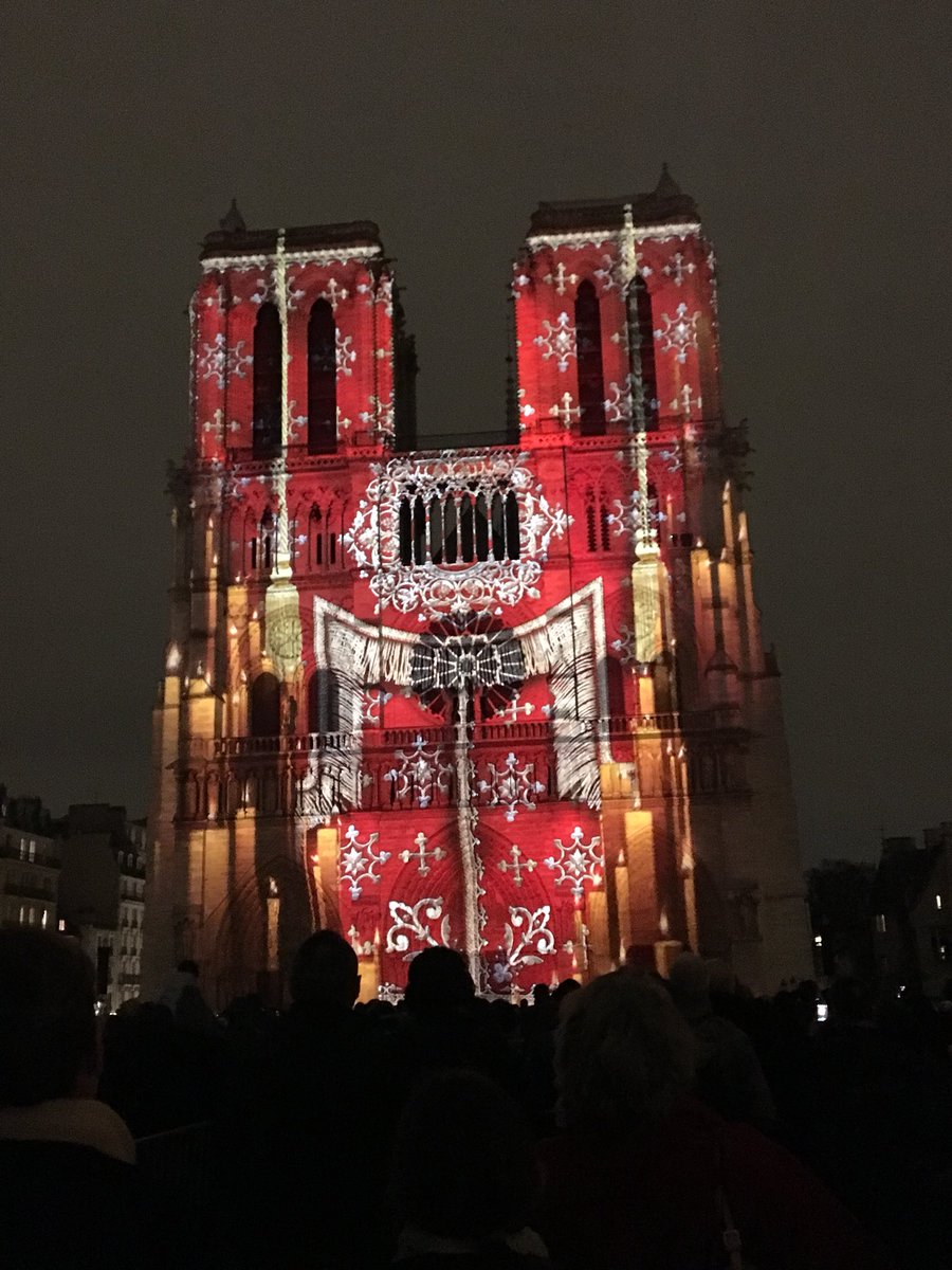 Mission1418's tweet photo. Jusqu’au 11/11, #DameDeCoeur embrase la cathédrale ND de Paris pour un splendide vidéo mapping, labellisé par la Mission du Centenaire. A ne pas manquer ! https://t.co/xr1CpsTDRv