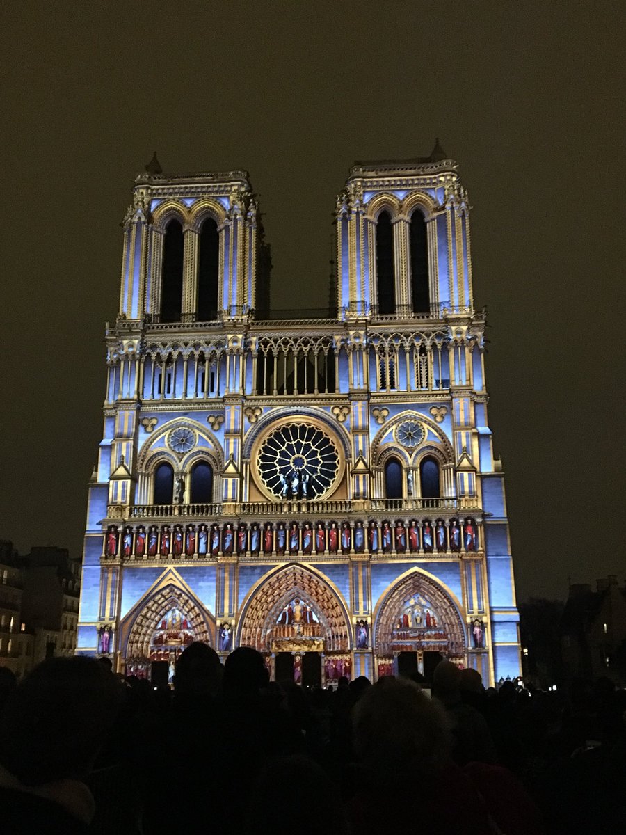Mission1418's tweet photo. Jusqu’au 11/11, #DameDeCoeur embrase la cathédrale ND de Paris pour un splendide vidéo mapping, labellisé par la Mission du Centenaire. A ne pas manquer ! https://t.co/xr1CpsTDRv
