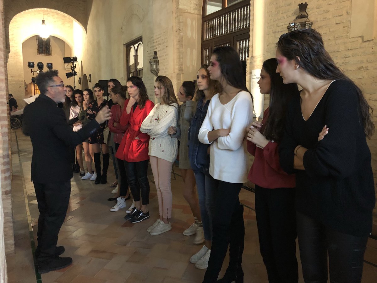 AM_modadelSur's tweet photo. Momentos de ensayo con nuestro director artístico Pedro González ¡Gracias chicas 🙌🏻🙌🏻! @doble_errese #AM17 #andaluciademoda https://t.co/tVIo6a2oye