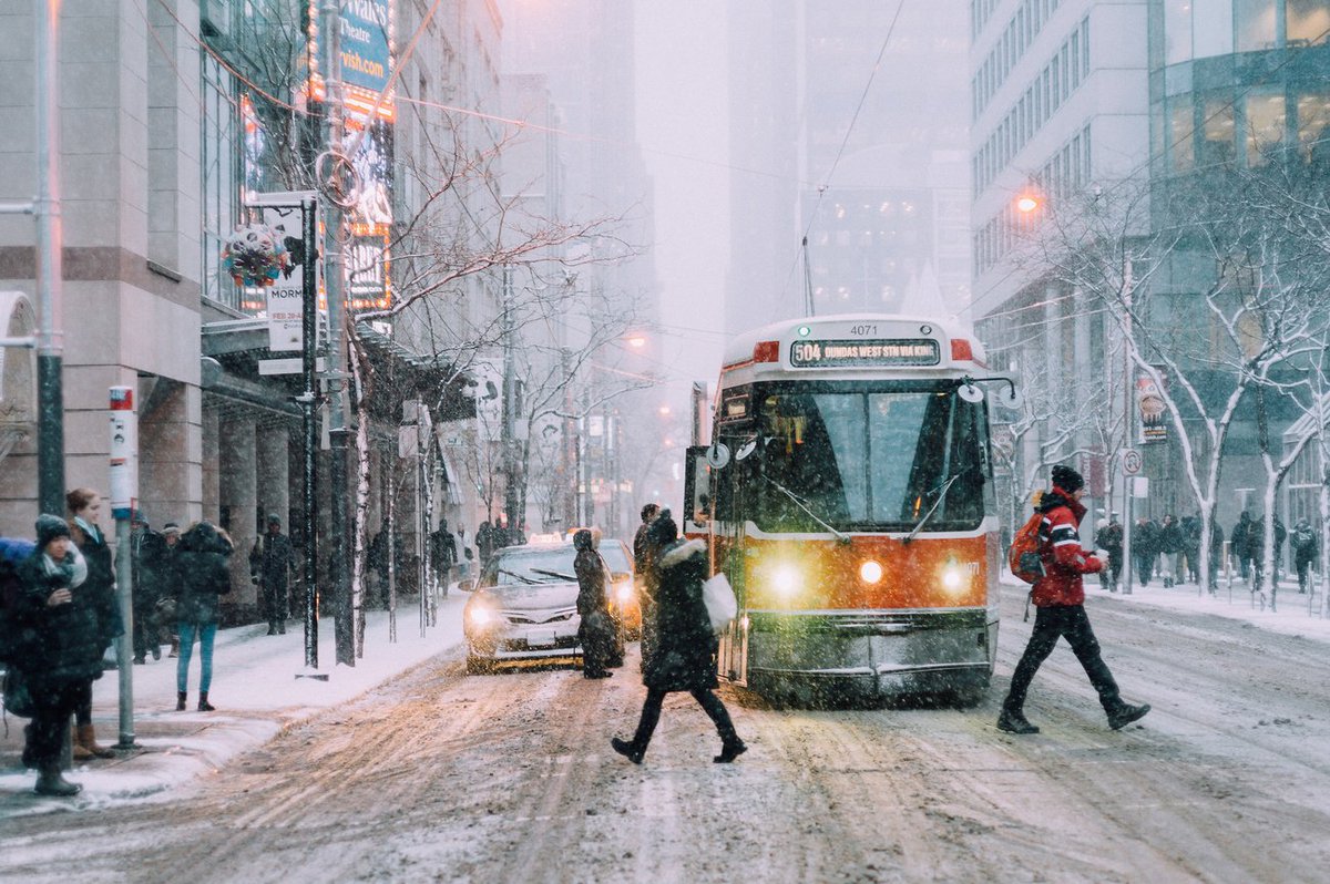 blogTO's tweet photo. #Toronto is about to be engulfed by winter weather https://t.co/RsI1l4R736 https://t.co/IRggjhSK3W