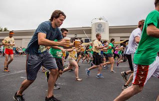runnersworld's tweet photo. This beer race rewards you for having the most brew left at the finish 🍻https://t.co/AB0OW8whlZ https://t.co/S4lgeGZej1