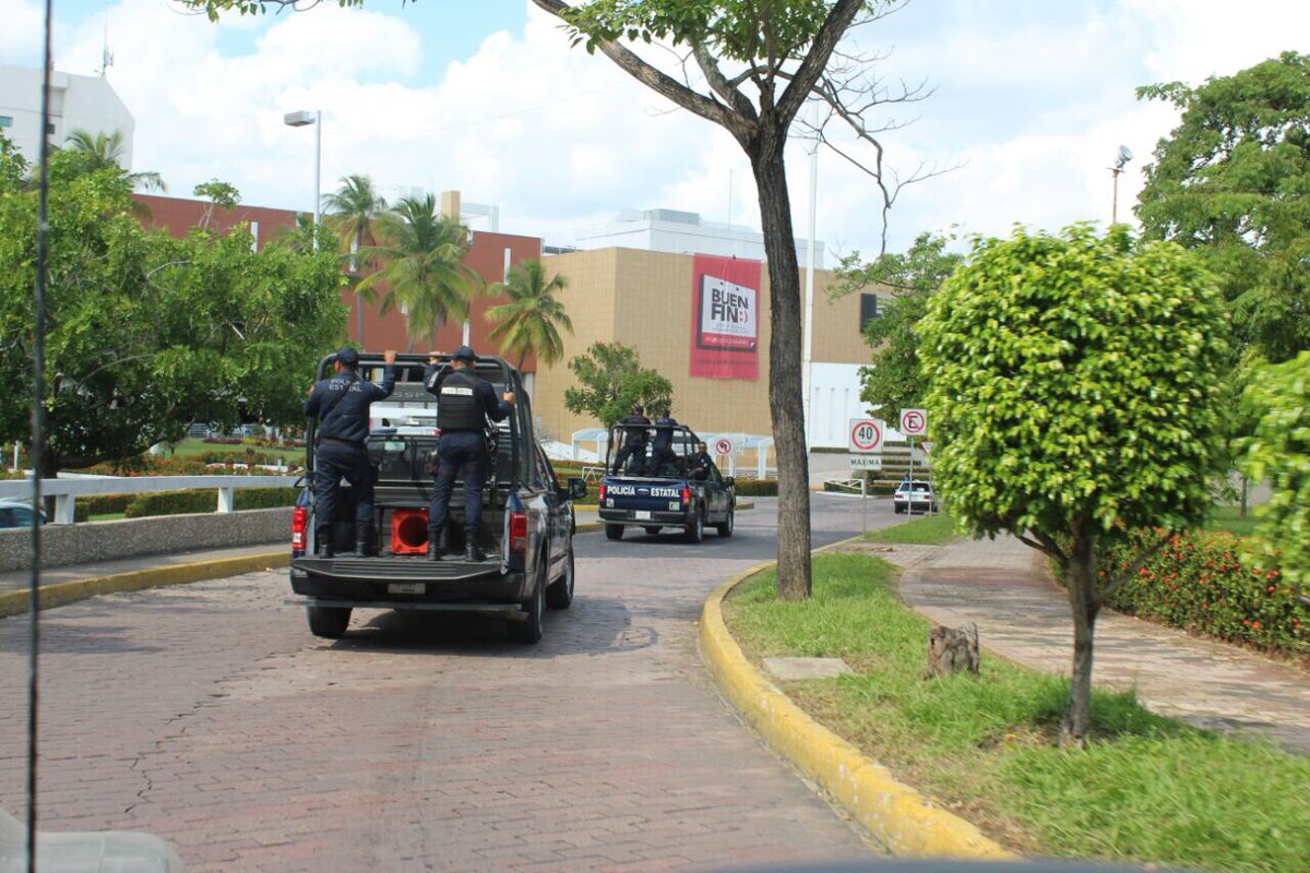 SSPCTabasco's tweet photo. Cumpliendo acuerdos con delegados intensificamos vigilancia en Tabasco 2000, Carrizal,  Petrolera y colonia Espejo II  #PolicíaTabasco https://t.co/g9tnz7UgzF