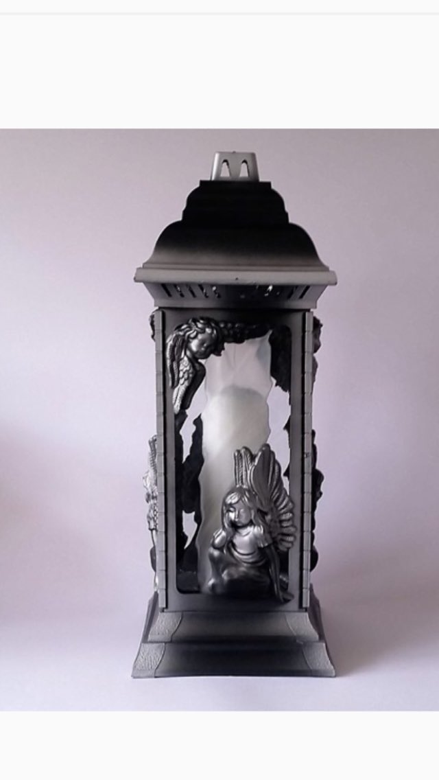 memorial_lights's tweet photo. Graflantaarn
Brandtijd: 40 uur
Materiaal: glas en kunststof.

Voor deze graflantaarn zijn ook navulkaarsen verkrijgbaar.

De feestdagen komen er weer aan een mooi moment om een kaarsje bij het graf te branden. https://t.co/PB90OIEnYj