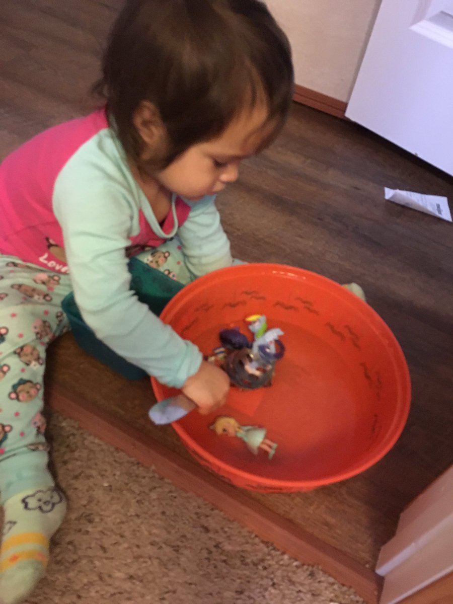 MataJenny's tweet photo. Toddler home activities 😉 keeping her busy https://t.co/m2IoAHfu5y