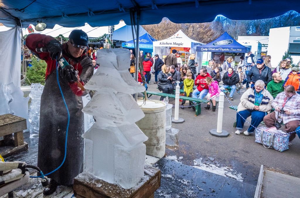 More than just great shopping! See ice carving, glass blowing, music &amp; more at Christkindlmarkt starting on 11/17: buff.ly/2hlFFYz