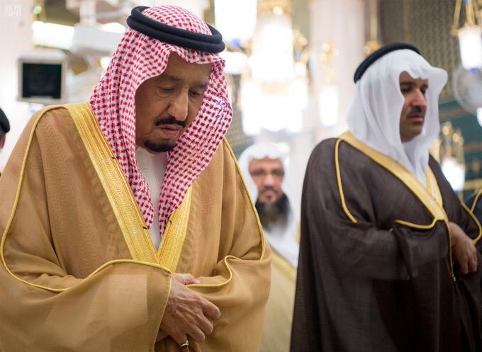 akhbar9kuwait's tweet photo. #خادم_الحرمين في المسجد النبوي الشريف .. صلاة ودعاء .
.
#زيارة_الملك_سلمان_لطيبة
. https://t.co/FpjyfuLJ0u