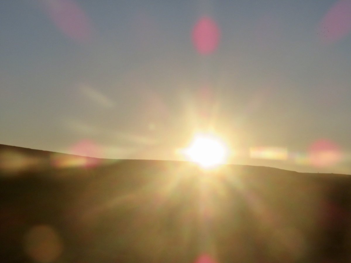 sjholt50's tweet photo. Glorious golden glowing start to a splendid day 🌅#Sunrise #QuickEdge @RachycCharter @Crofty @Dr_HLO @LisaMSutch @rytuneCnut @ChadWeather @ticktock315 @HARTResearch https://t.co/tsg2XF4Ev2