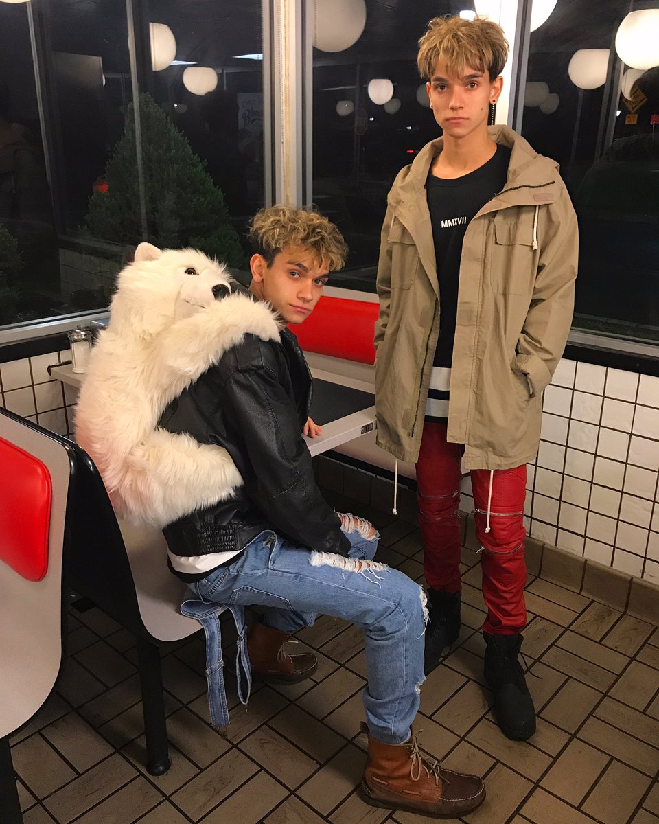 dobremarcus's tweet photo. love you bro https://t.co/pnJMRc7999