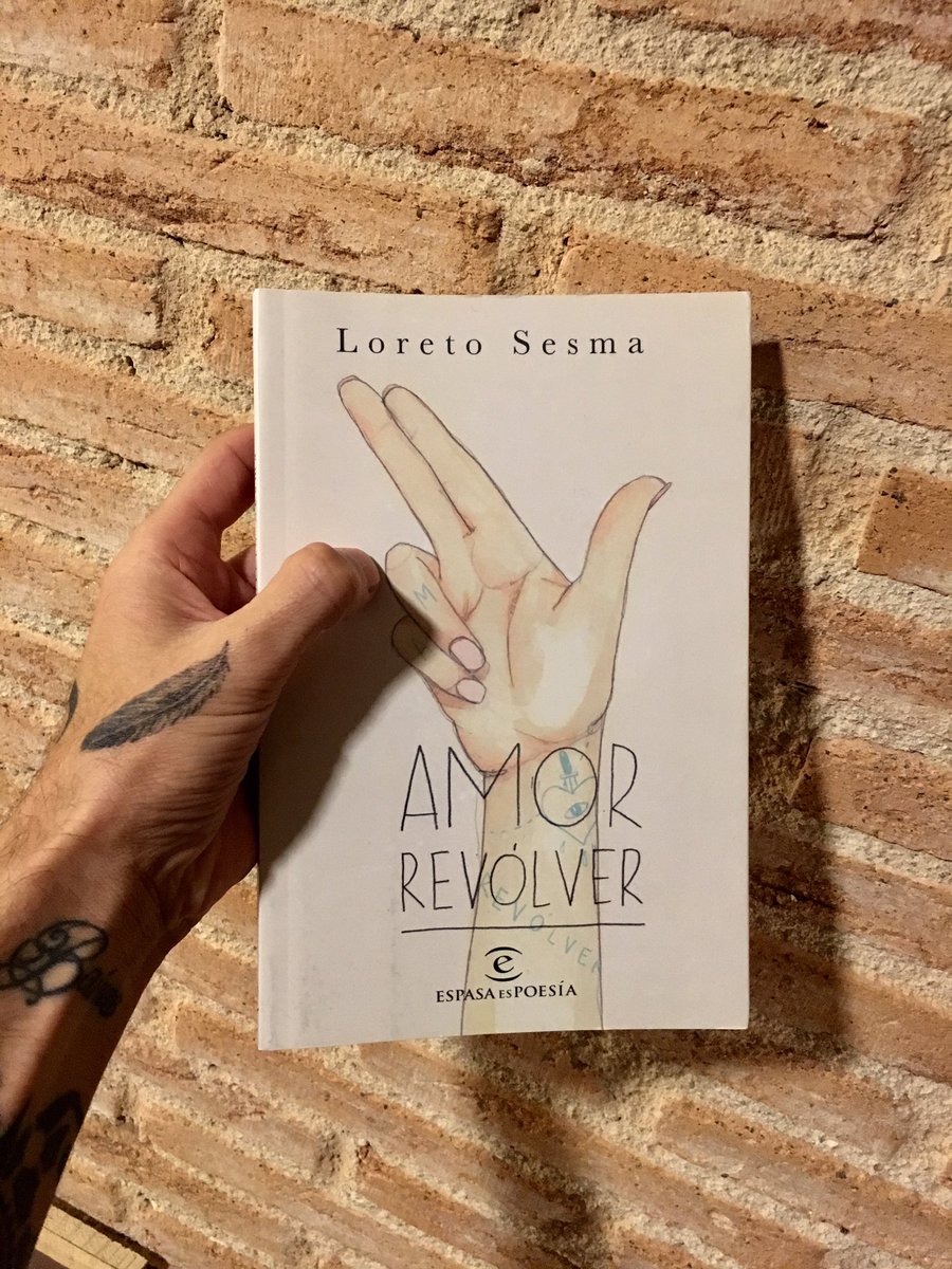 Leiva_Oficial's tweet photo. Compré este bonito poemario hoy. Cuánto talento tiene @loretosesma y qué en serio va con la poesía. 
Bravo. https://t.co/e2WgiSGkUL