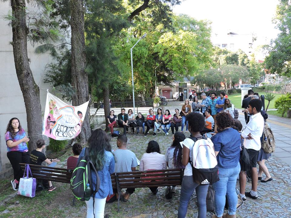 lucasgertzm's tweet photo. Fotos do I Sarau da Visibilidade LGBT no Centro Universitário Metodista - IPA #Levante #CASS #DAPSI #DAEnf #Música #Fono https://t.co/7eMgYOkCrx