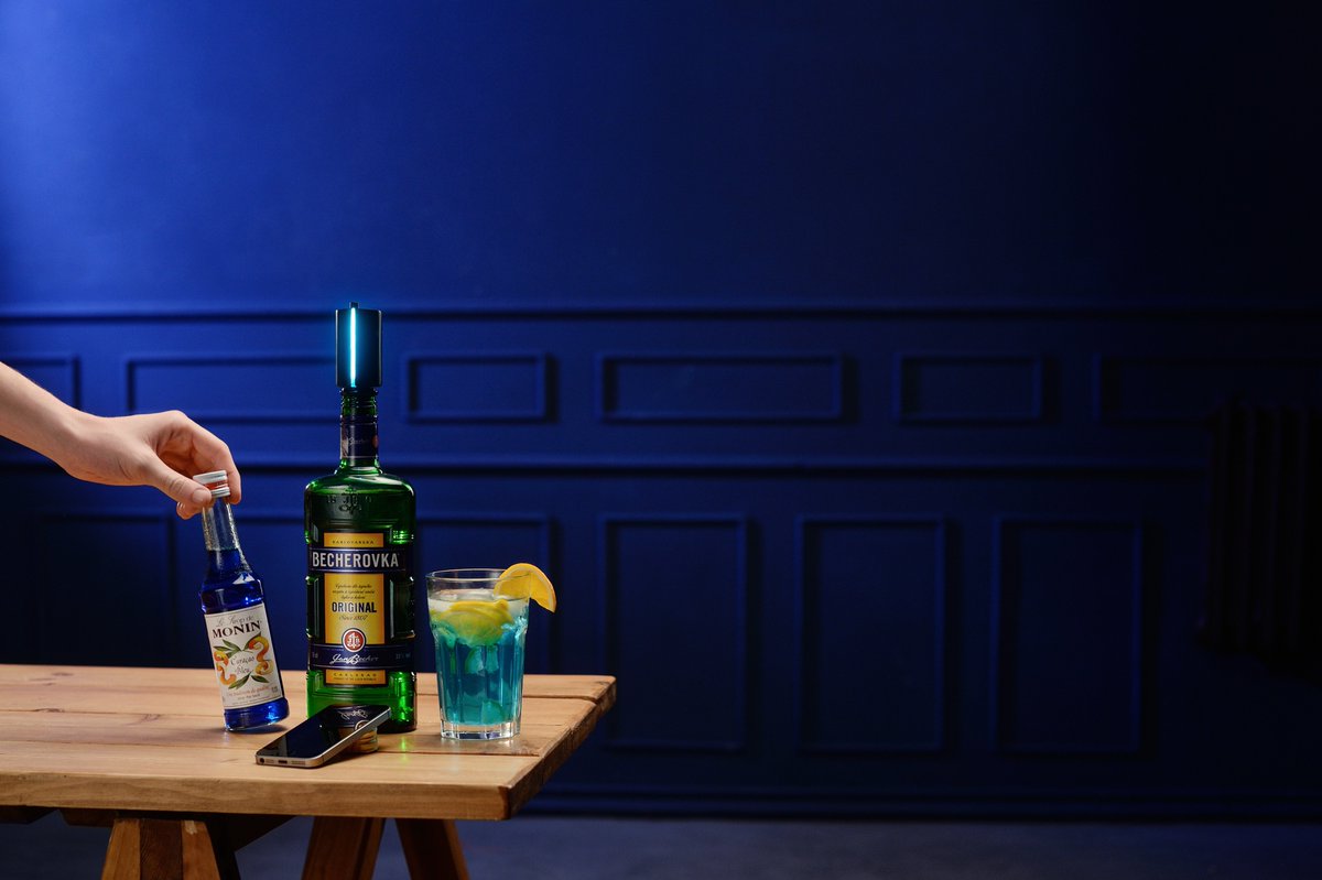 SmartPourer's tweet photo. SmartPourer takes mixing of cocktails at home to the next level. The device provides recipes, automatically identifies poured alcohol and measures its amount in the right proportions🍹 #smartpourer #hardware #kickstarter #comingsoon https://t.co/sllnJTob12