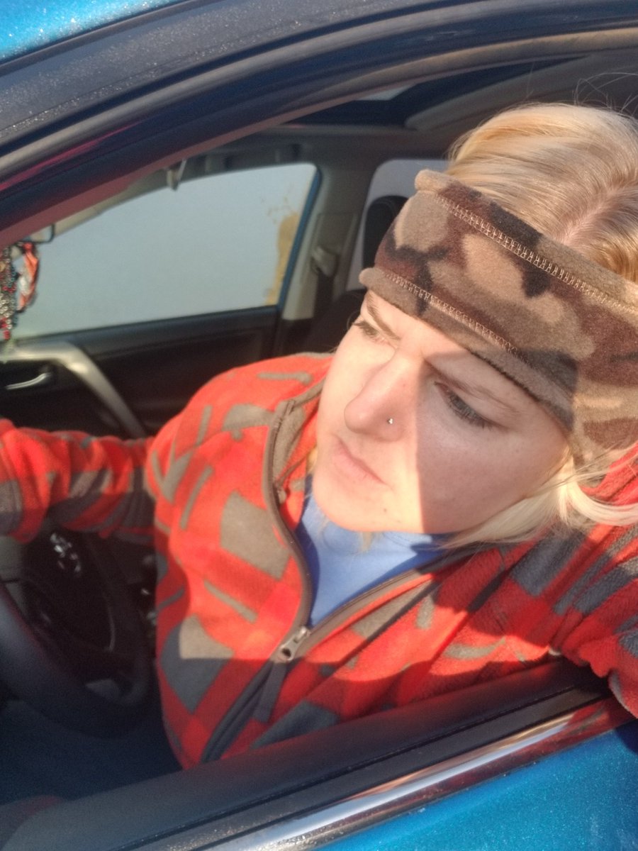 MeganDingles's tweet photo. Felt like Ace Ventura this morning, driving my son down the driveway (It's 0.6 mi long) to the bus stop cuz I didn't have time to scrape off the frost. #AceVentura #longdriveway #headoutwindow https://t.co/x0wOJIrDap