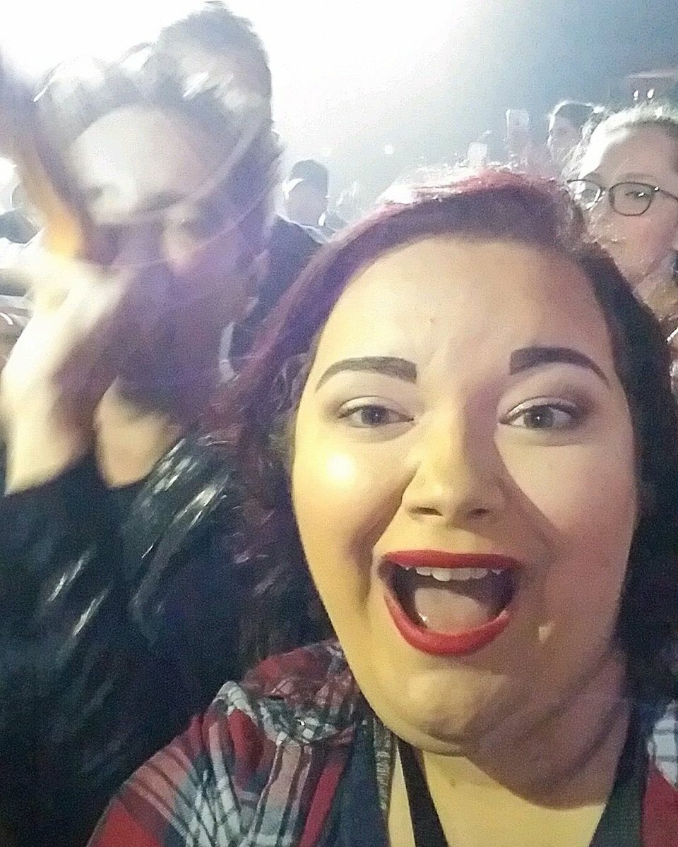 ohsosammm's tweet photo. Hey @petewentz can you help me recreate this selfie I took with @brendonurie at the #doabtour?!?! 💜💜💜 I’m only 5 rows from the stage!!!!! #MANIAtour #americanairlinescenter https://t.co/imslpm3Krs