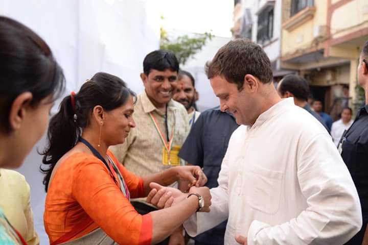 girish663's tweet photo. गुजरात दौरे पर सूरत पहुंचे कांग्रेस उपाध्यक्ष राहुल गांधी जी का महिला कारीगरों ने विजय-तिलक लगाकर तथा रक्षा-सूत्र बांध कर किया स्वागत।
गुजरात में परिवर्तन की आंधी- राहुल गांधी
#GujaratScamModel
#GujaratElections2017
#जुम्लेबाज़ों से सावधान।
@divyaspandana @nsui @IYC https://t.co/s9pWipNbog