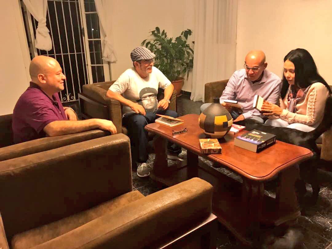 R. Rodriguez Chacin (@rerchacin) on Twitter photo Diplomacia de paz de la Revolucion Bolivariana trabajando con @TimoFARC y @Carlozada_FARC analizamos coyuntura polĂtica.
<a href="/NicolasMaduro/">Nicolás Maduro</a> Diplomacia de paz de la Revolucion Bolivariana trabajando con @TimoFARC y @Carlozada_FARC analizamos coyuntura polĂtica.
<a href="/NicolasMaduro/">Nicolás Maduro</a>