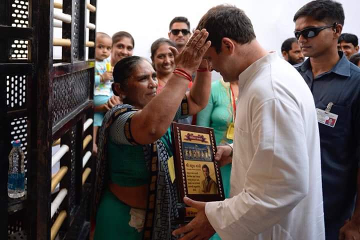 girish663's tweet photo. गुजरात दौरे पर सूरत पहुंचे कांग्रेस उपाध्यक्ष राहुल गांधी जी का महिला कारीगरों ने विजय-तिलक लगाकर तथा रक्षा-सूत्र बांध कर किया स्वागत।
गुजरात में परिवर्तन की आंधी- राहुल गांधी
#GujaratScamModel
#GujaratElections2017
#जुम्लेबाज़ों से सावधान।
@divyaspandana @nsui @IYC https://t.co/s9pWipNbog