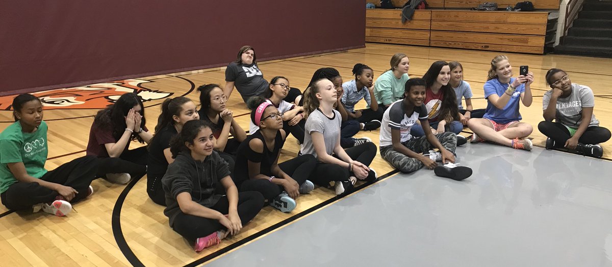 AsMcYi7's tweet image. How did I get so 🍀 to coach this team? What a great group of young women learning some important 🏀 fundamentals! Go BenGALS! #layups #hands&amp;amp;feet #wegotthis