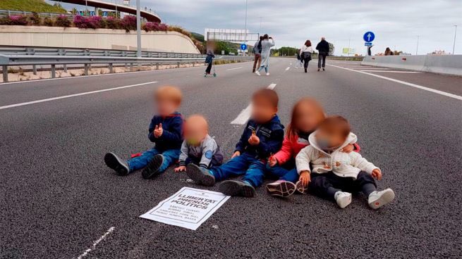 AntigonaTrivia's tweet photo. Ahora pensad en lo manipulados que estáis para sentar a vuestros bebés en medio de la carretera en una manifestación por unos tíos a los que vosotros y vuestros hijos le importais un puta mierda. Ellos por vosotros no saldrían ni de casa!
#MVTHuelgaCat https://t.co/W21qhEs1GV