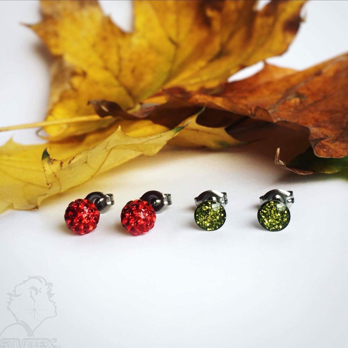 StudexHungary's tweet photo. Which is the Favourite? Red or Green?
#Studex #Earring #autumncolors #Sensitive #System75 #earpiercing
#mystyle #mycolor #redearring #greenearring #glitter https://t.co/XWtSUk4Wsc