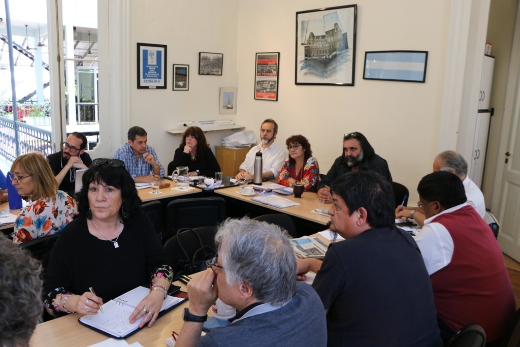 #CTERA resolvió exigir al Gob. Nac. la convocatoria a la #ParitariaNacionalDocente, rechazar las medidas de ajuste, realizar una Jornada Nacional de Protesta, en articulación con otros sectores, el día que se traten las “reformas”, con movilización al Congreso de la Nación....