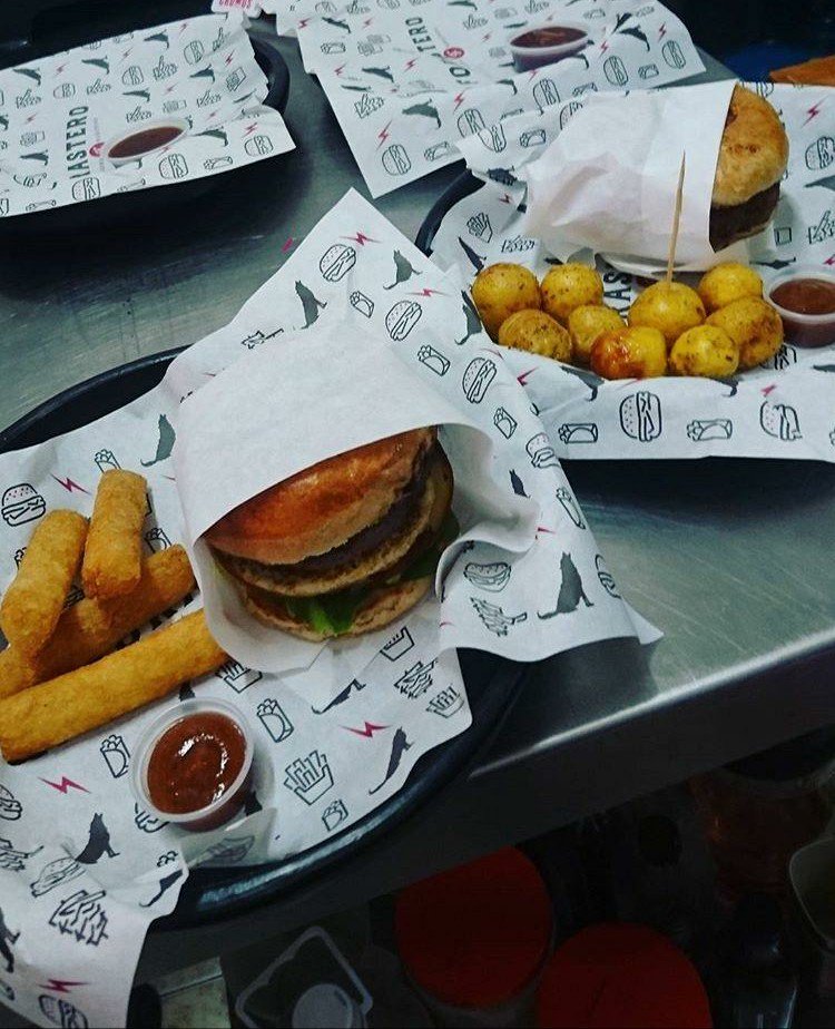 ForasteroRest's tweet photo. Marcha! Marcha! Burgers recién servidas 🤤 ven pruebalas, 100% artesanales en #Forastero.  #Burger #hamburguesas #fries #chapi #friends #foodporn #goodfoodfast #quecomer https://t.co/Qc8TBCXmRV