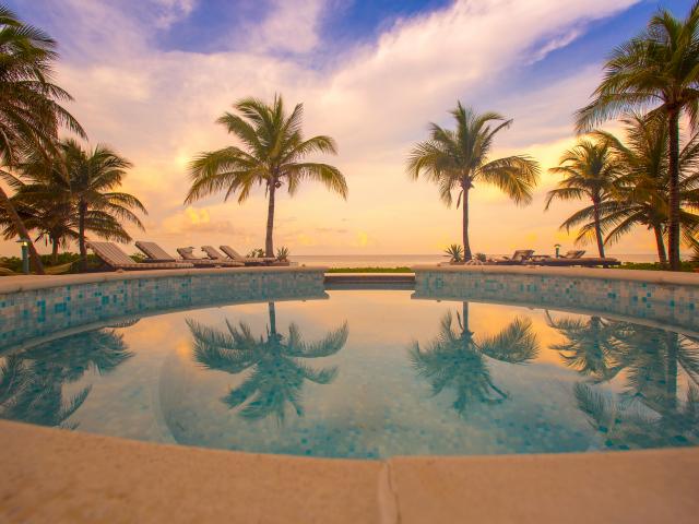 HandsomeIntl's tweet photo. With winter on the way, we're starting to become envious of these tropical views... This exceptional beach front home is situated on a one acre lot on the North side of Grand Cayman. For more information, call us at 843-727-6460 #GrandCaymanIsland https://t.co/ZLYyHUuami