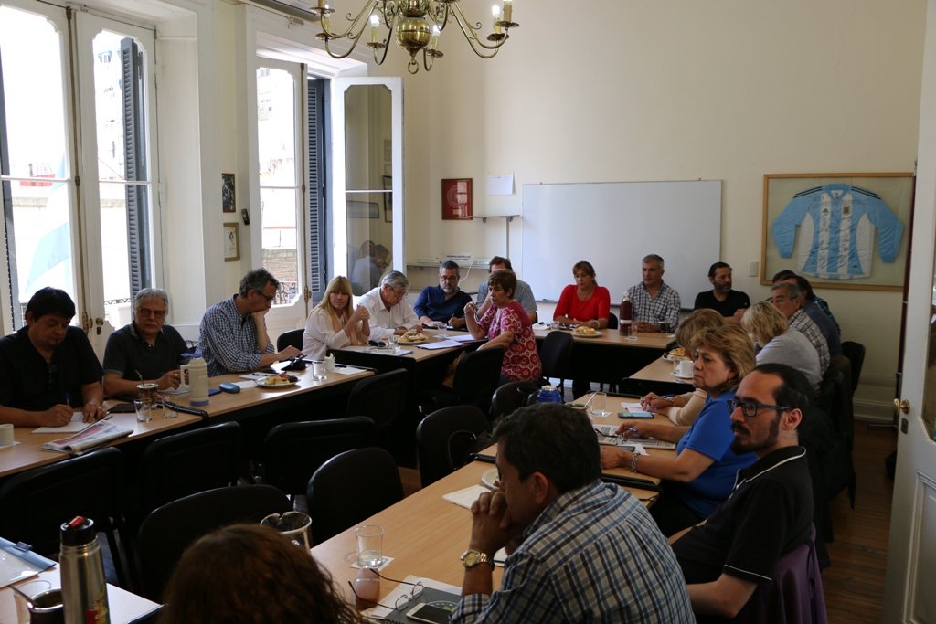 #CTERA  mantendrá reuniones con distintas bancadas de Diputados para exponer su posición ante los proyectos ajustadores del Gob. Nac. y realizará una campaña de difusión en todas las escuelas del país sobre las consecuencias del ajuste para lxs trabajadorxs de la educación.