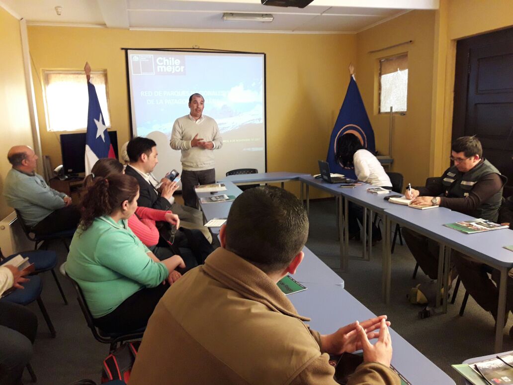 MuniChileChico's tweet photo. @RicardoIbarraV y funcionarios @MuniChileChico participan en charla "Creación Red de Parques Nacionales" a cargo de SEREMI Medio Ambiente https://t.co/1cKNVE8i2Y