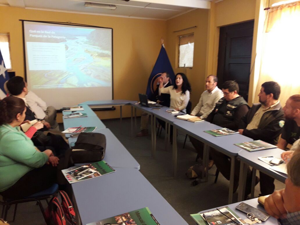 MuniChileChico's tweet photo. @RicardoIbarraV y funcionarios @MuniChileChico participan en charla "Creación Red de Parques Nacionales" a cargo de SEREMI Medio Ambiente https://t.co/1cKNVE8i2Y