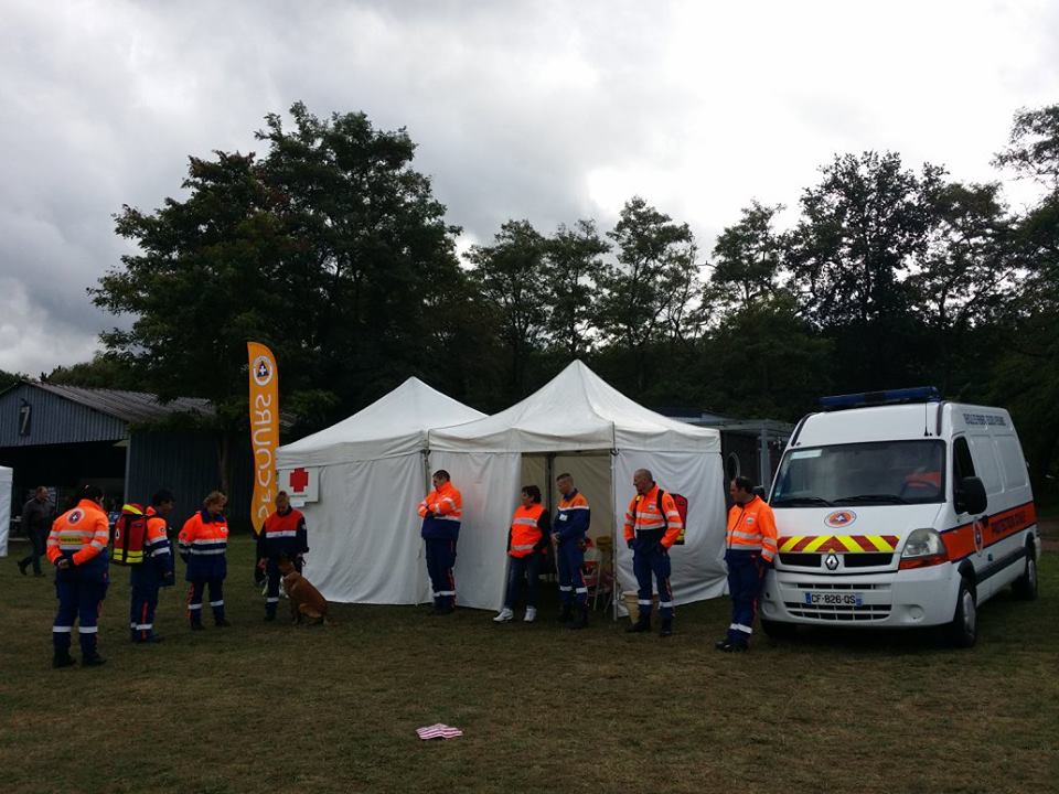 ADPC28's tweet photo. Poste de secours à la Fête de l'Air dans les Yvelines. https://t.co/0TsC9nZcYi