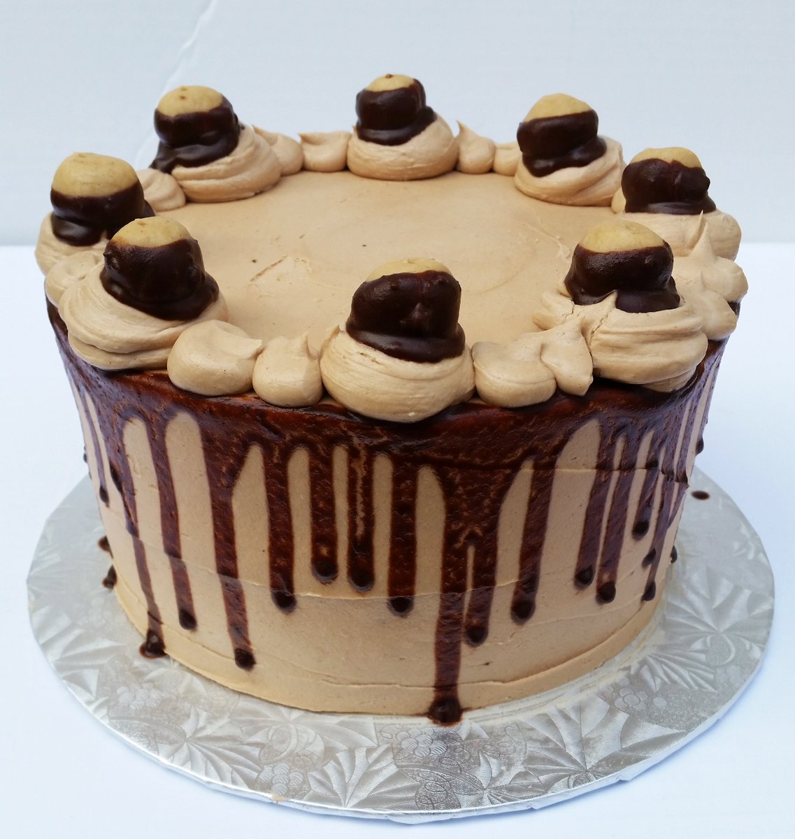 FateCakes's tweet photo. Coming soon!! Buckeye drip cake! #gobucks https://t.co/HqTiiwCdgp