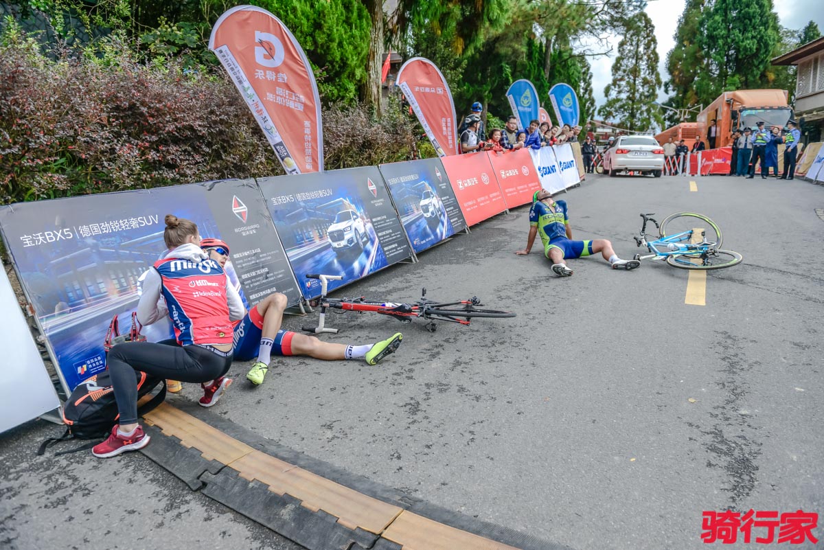 Pelotonby's tweet photo. Seconds before the finish and seconds after #TourOfFuzhou https://t.co/05otLHoCCi