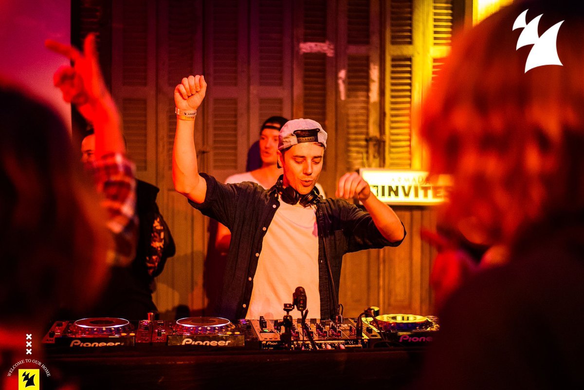 .<a href="/davewinnel/">Dave Winnel</a> teamed up with <a href="/GalavantMusic/">Galavant</a> and it resulted in a divine tune. Grab your copy of Hold On on Beatport: ARTR222.lnk.to/BPHOTO