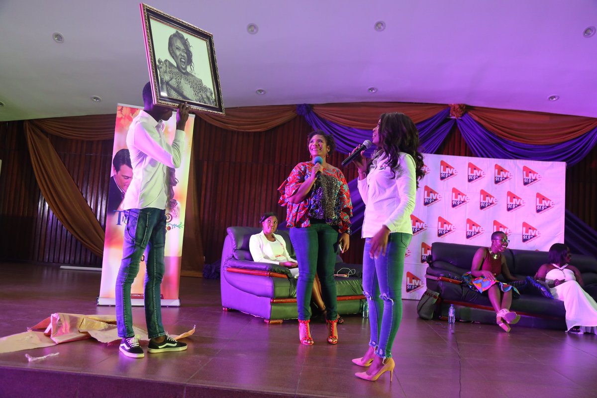 KNUST_Live's tweet photo. .@berlamundi got herself something from Kumasi ๐
@live919fm
#GirlCodeKNUST https://t.co/W3eYKlAOlA
