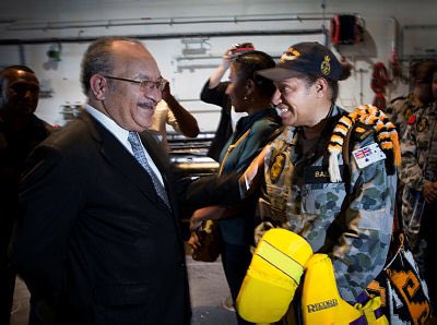 COMAUSFLT's tweet photo. Fantastic opportunity for @Australian_Navy to host PNG Prime Minister onboard #HmasAdelaide during #IPE17 visit to Port Moresby. https://t.co/YyVuKoriPZ