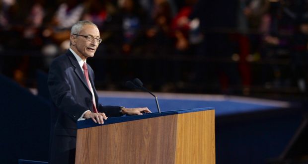 "Barack Obama hadde ringt Hillary Clinton da det ble klart at hun kom til å tape valget. Han anbefalte henne å ringe Donald Trump for å erkjenne nederlaget. 

Hun gjorde det kort tid senere, men først etter at John Podesta hadde talt på valgvaken."

#ettåretter #sirkuset