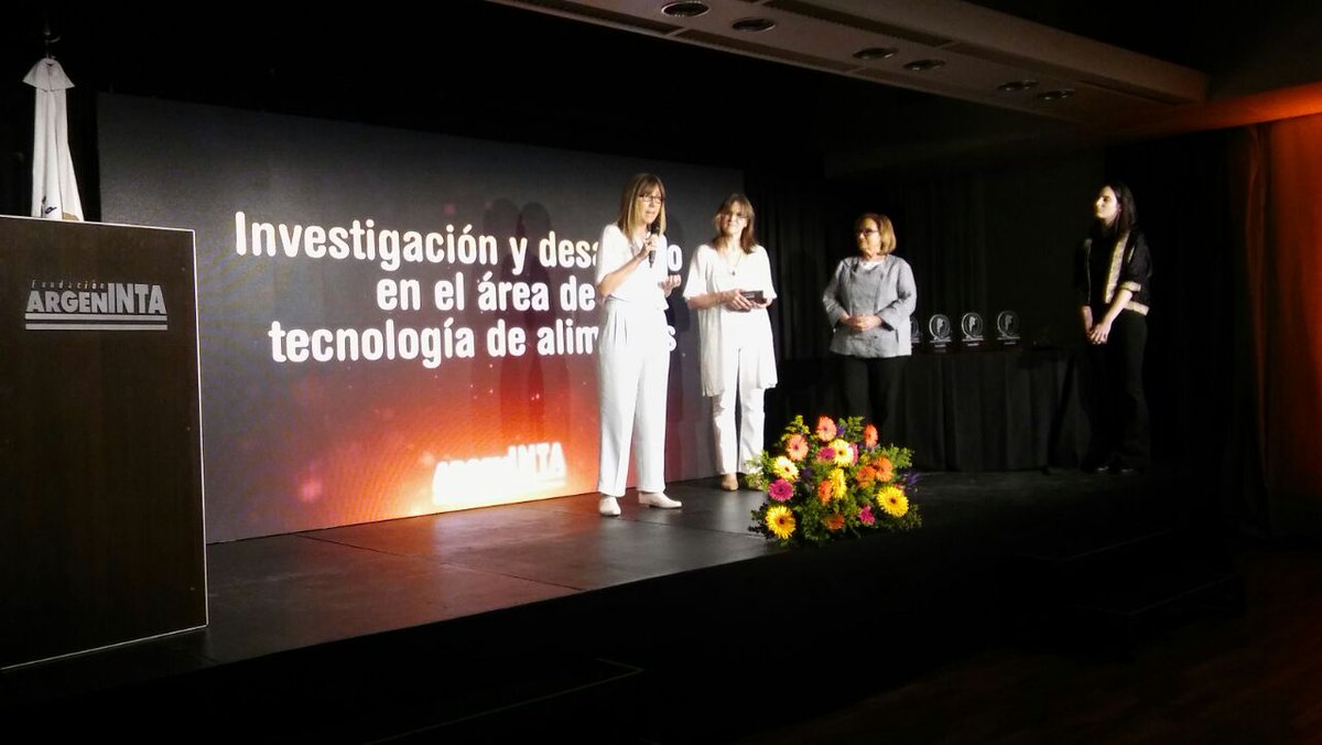 INTAInforma's tweet photo. @argeninta @intaargentina @AgroindustriaAR @NestorRoulet @FAOArgentina @MercedesMnimo @ApsalOrg @PoweredByPUKEN @CTyS_UNLaM @MinAgriCba @cgastronomico @INTAMsJuarez @INTACeRBAS #PremioArgenINTA a la investigación y desarrollo en el área de tecnología de alimentos es para la empresa #Ledevit por el desarrollo de una premezcla para #bizcochuelo libre de gluten, apto para diabéticos y #celíacos. https://t.co/hVpEMSVUAp