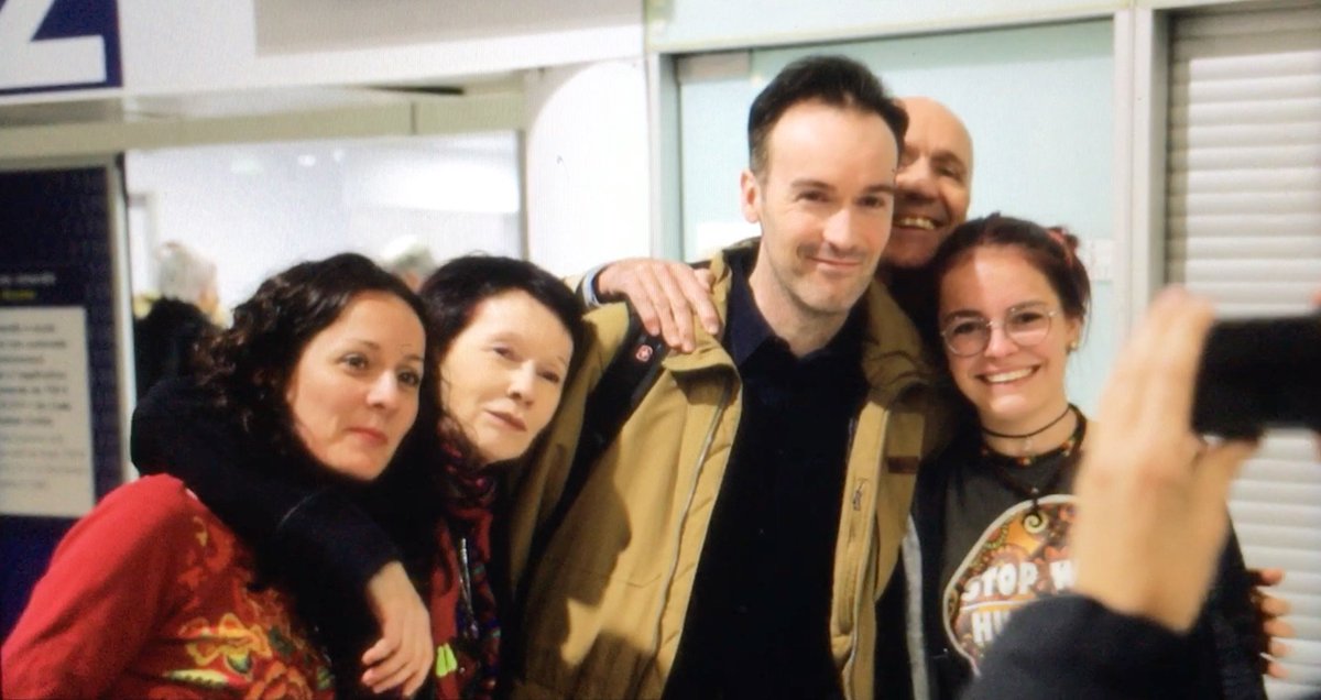 tristanwaleckx's tweet photo. Le sourire de Yoann Barbereau, entouré de ses proches à Roissy. Le fugitif nantais a réussi à rentrer en France après 14 mois de clandestinité en Russie. Les coulisses d'une histoire rocambolesque, loin d'être terminée, ce jeudi dans #EnvoyeSpecial #France2 #Kompromat https://t.co/SPbCZ5xtDA
