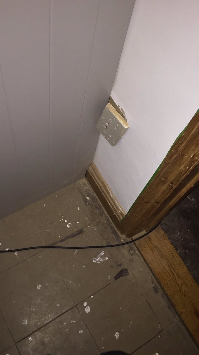 JessEva38857152's tweet photo. If you're paid nearly £1000 to install a kitchen.  Would you leave it like this? 😡 #Disgusting https://t.co/K7KgcyvTYk