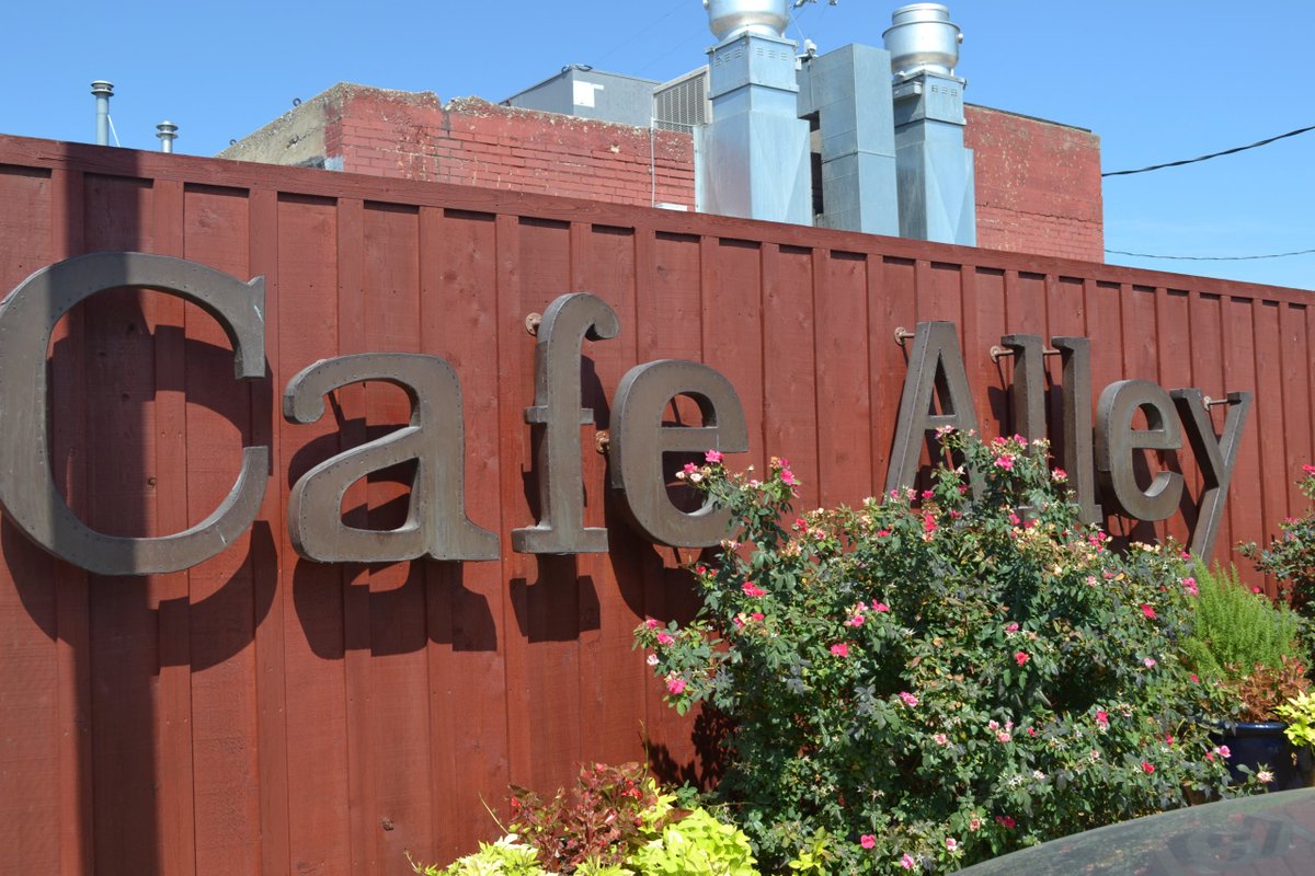 Chickasaw's tweet photo. Our travel blogger fell in love with Cafe Alley during the #flavorsofcc trip! Read all about her trip here! https://t.co/caqb0aX5Fv #routeCC https://t.co/uRciRhANto
