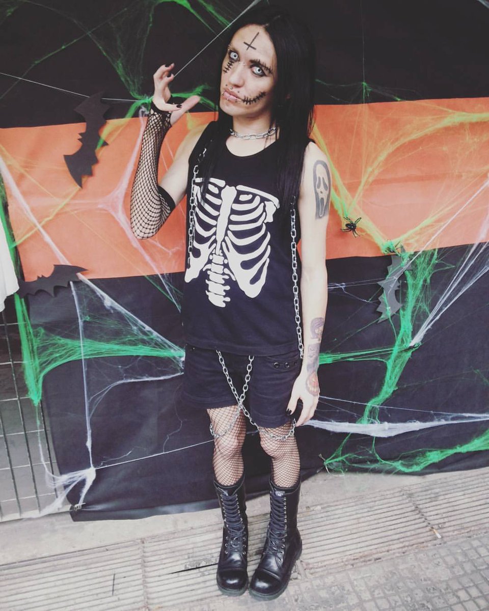 HorrorDeathcore's tweet photo. Look do nosso vocal no encontro Visual Kei de Halloween <3 #HDS #HorizonteDasSombras #KageNoChiheisen #Vocal #Vocalist #VocalScream #Gothic #Goth #VisualKei #Vk #GothKei #HorrorKei #EroguroKei #HorrorDeathcore #BrutalDeathcore #Deathcore #SP #Brasil #Halloween #HorrorMusic https://t.co/DOsCHKXkzz
