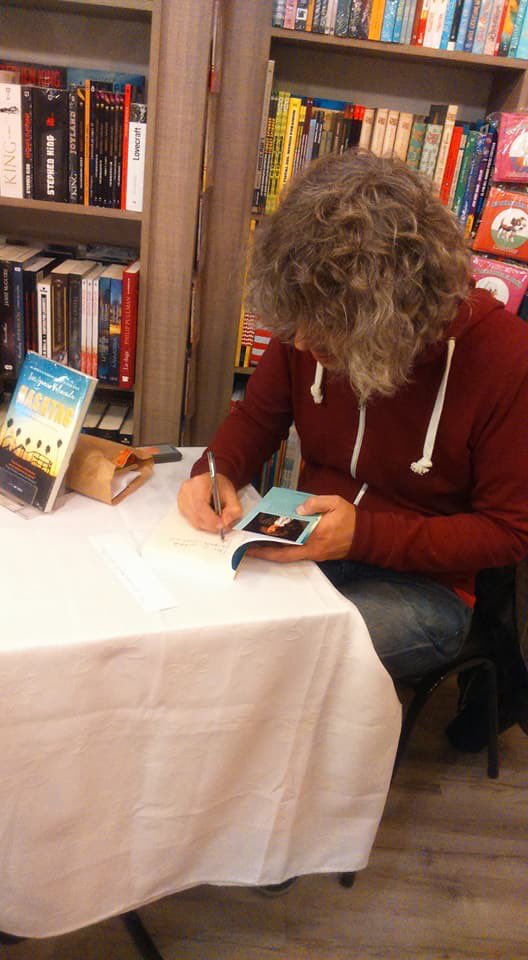 eslo_quehay's tweet photo. #TheLibroShow Compartimos con el escritor y guionista José Ignacio "Chascas" Valenzuela en una amena charla sobre #LibroHashtag en la librería Que Leo del Parque Forestal, la que fue su última actividad en Chile.
https://t.co/BAf7WKmZ14 https://t.co/sVmyPMHjCL
