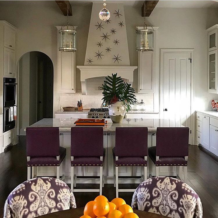 LincolnGallery's tweet photo. Gorgeous kitchen. Love the color of fabric @rclinteriors chose for our barstools. #madeinamerica #classicmadecurrent #interiordesign #wesleyhall https://t.co/2WsNAfwNrZ