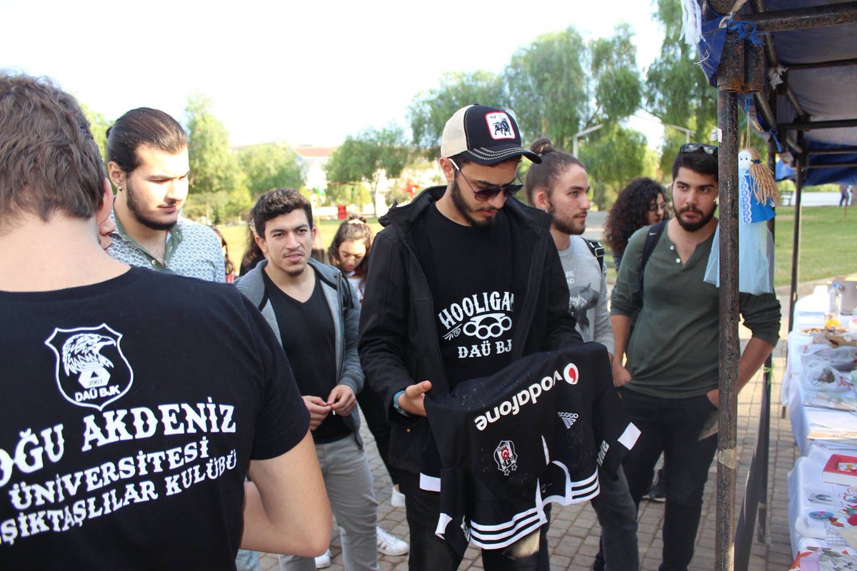 DauBJK's tweet photo. DaüBJK olarak DaüLÖSEV stantına imzalı BEŞİKTAŞ formamızı hediye ettik. #DaüBJK #DaüLOSEV #Besiktas https://t.co/28jQjsMrWu